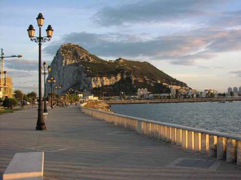 Peñón de Gibraltar. (Tomado de: http://deviajeporinglaterra.com/)