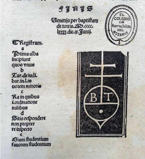 Parte final donde pueden apreciarse el colofón, el registro de cuadernillos y la marca tipográfica (xilográfica) del impresor Bautista de Tortis (B. T.).
