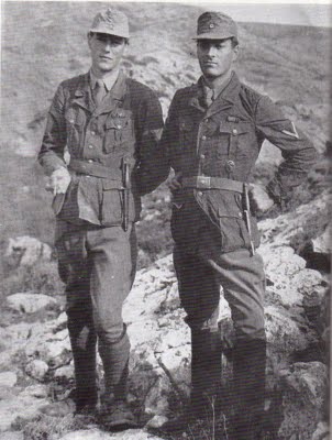 Patrick Leigh Fermor y Billy Moss. (Tomado de http://upload.wikimedia.org/wikipedia/en/9/90/4_Patrick_Paddy_leigh_Fermor_and_Billy_Moss_pictured_before_the_kidnap_of_General_Heinrich_Kreipe_in_Crete_german_uniform.jpg)