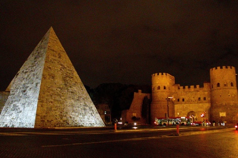 Pirámide de Cayo Cestio junto a la Puerta de San Pablo, Roma (nowheretrip.blogspot.com)