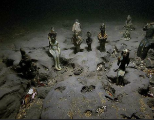 Estatuillas halladas en el lecho marino de la antigua Thonis-Heracleion. (http://www.archeolog-home.com)