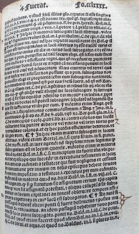 Texto jurídico sobre el parágrafo Fuerat: impreso en una sola columna, con caracteres góticos. Cabe destacar la cantidad de abreviaturas que presenta el texto