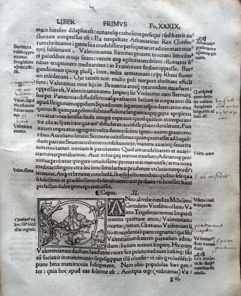 Ejemplo de folio impreso en una sola columna, con caracteres romanos. Destacar las apostillas marginales, en las que resume los contenidos del texto y las glosas manuscritas de los lectores.