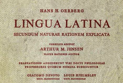 La lista de colaboradores es impresionante, y más amplia. El título primitivo se conservó hasta 1990, cuando el autor revisó la obra, en adelante Lingua Latina per se illustrata.
